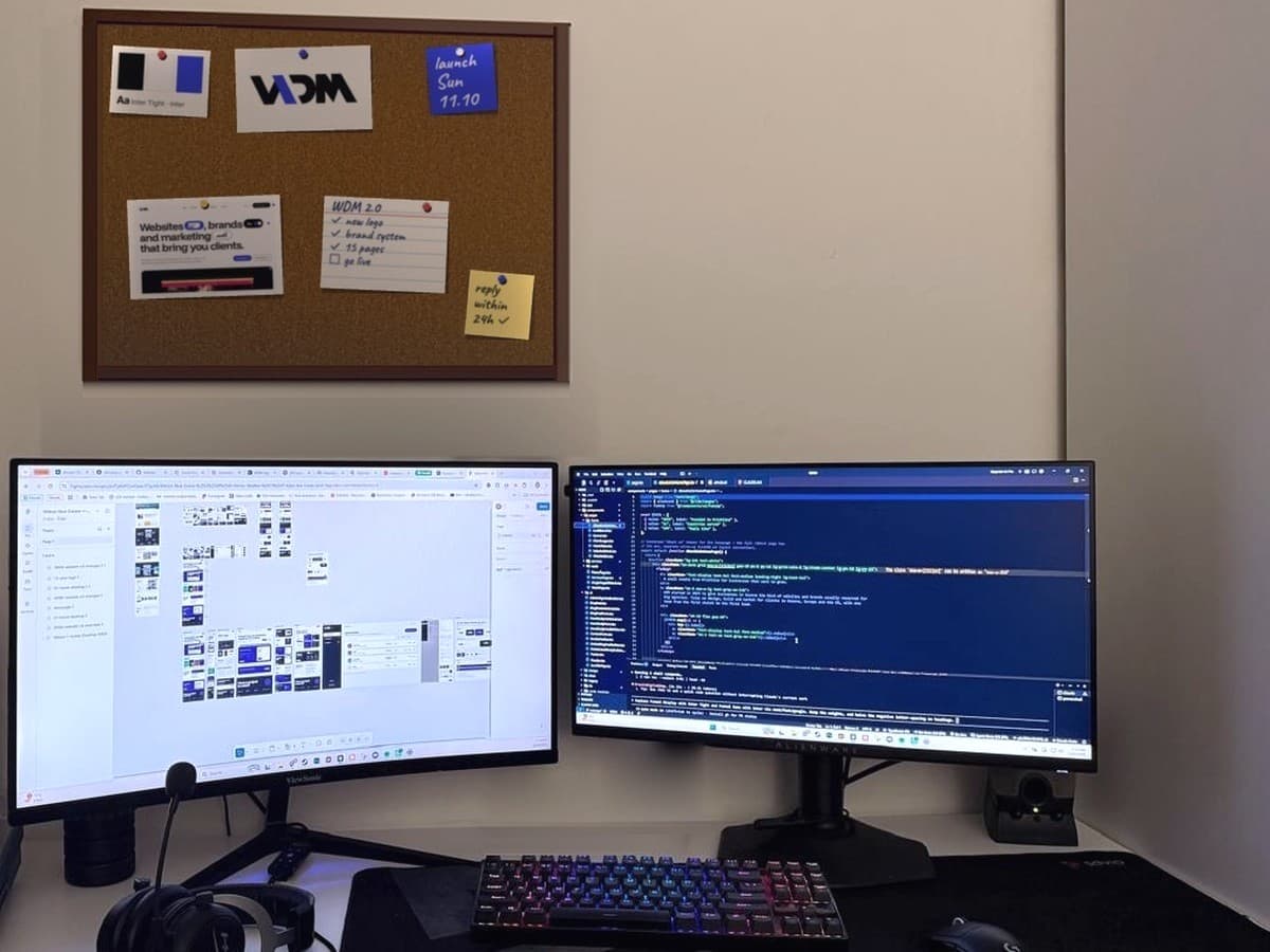 Tavolina e Olsit me dy monitorë dhe bordin e lansimit të WDM-së